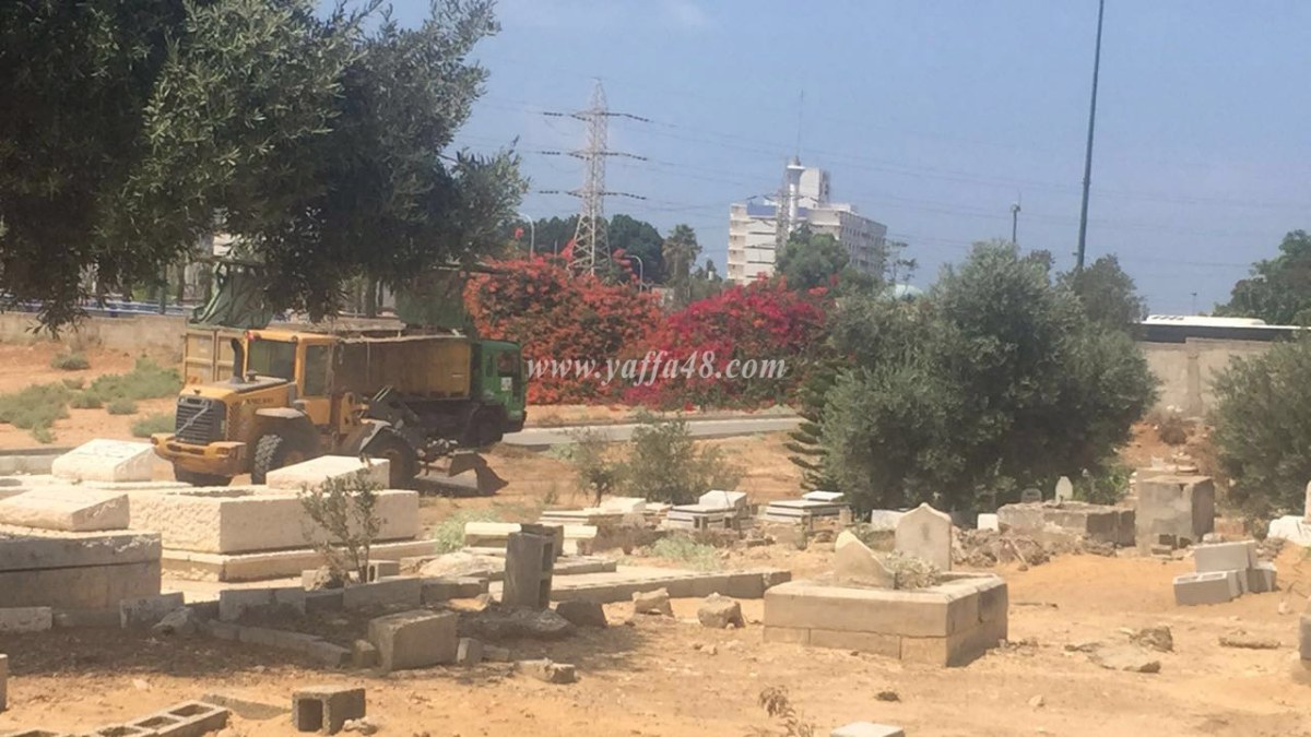 بالصور: لجنة اكرام الميت تباشر بمشروع تنظيف مقبرة طاسو في مدينة يافا 